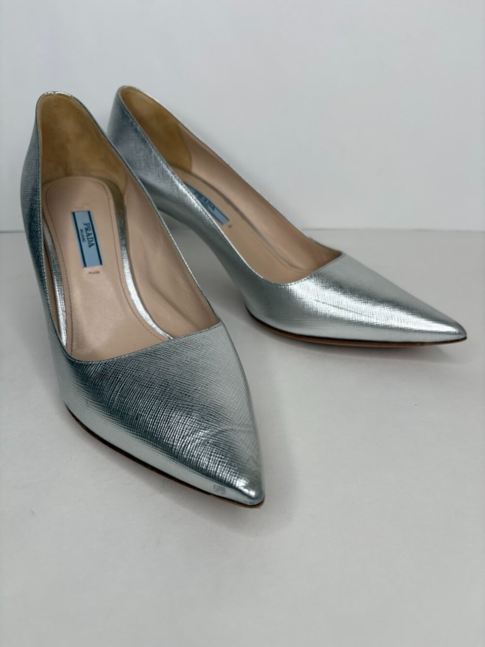Prada Saffiano Metallic Silver Pointed Toe Pumps – Size 40.5 – Mid Heel